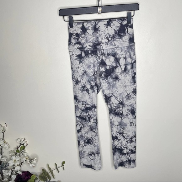 LULULEMON Wunder Under Crop Hi-Rise Dual Shibori 21" Cement Grey {3F15} - Picture 4 of 7